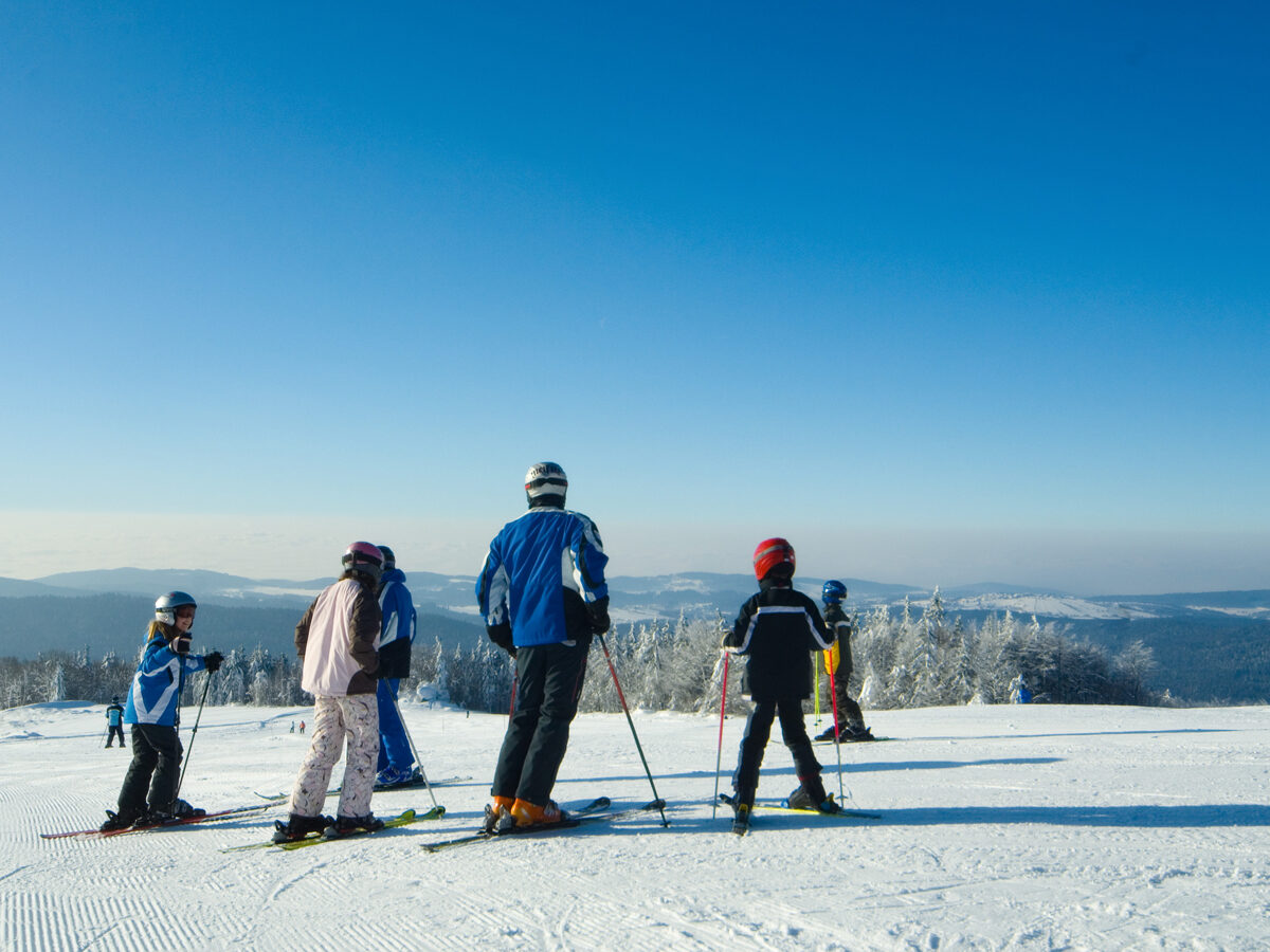 Skizentrum Mitterdorf Familie beim Skifahren