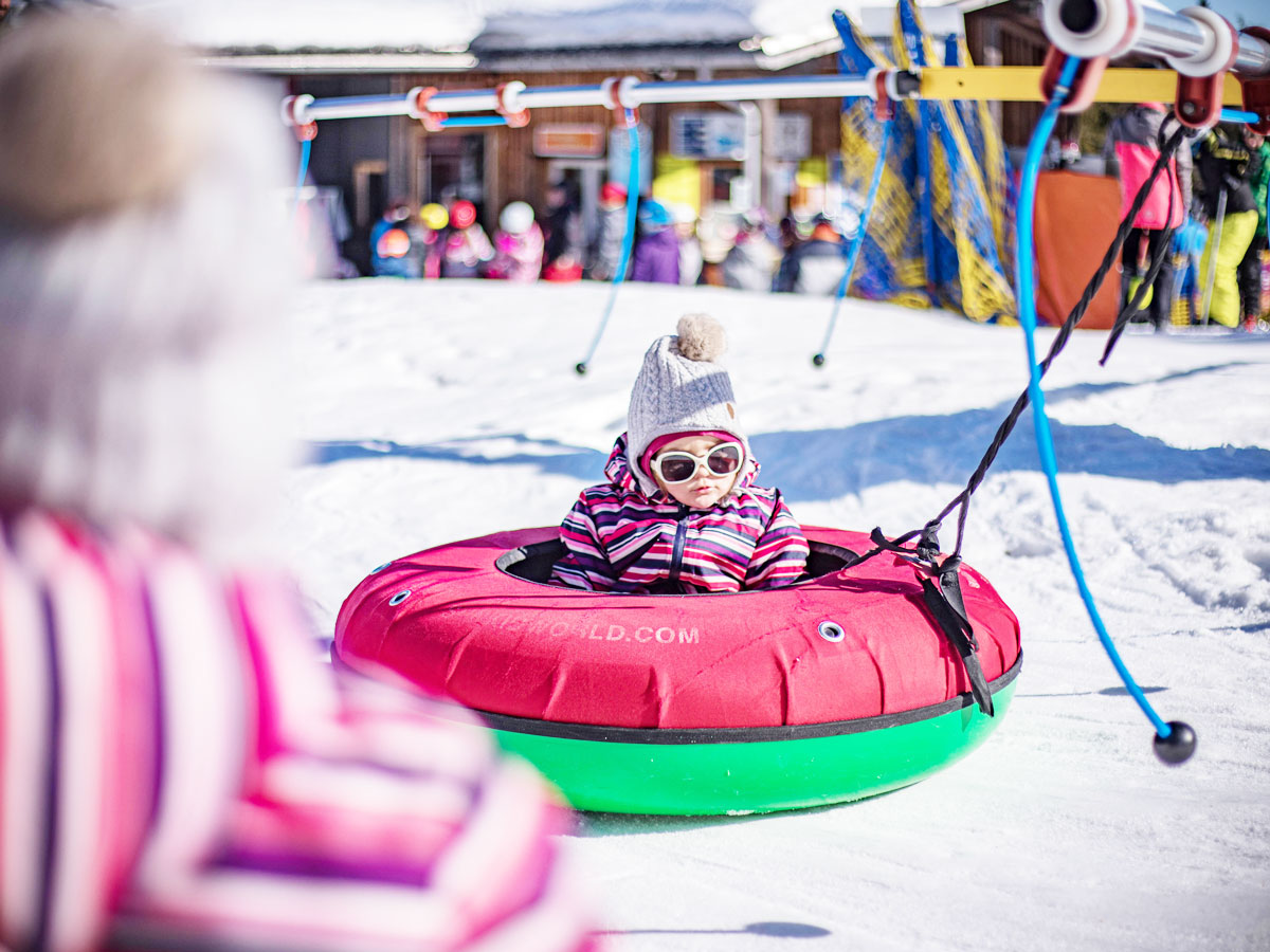 Junior-Ski-Zirkus Kinder beim Skifahren lernen im Junior-Ski-Zirkus Mitterdorf